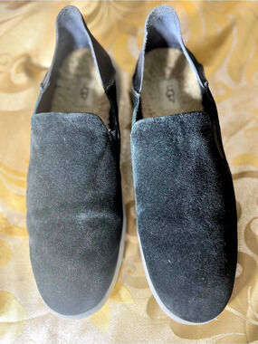 UGG Zilo Black Suade Slip on loafers men’s US 13